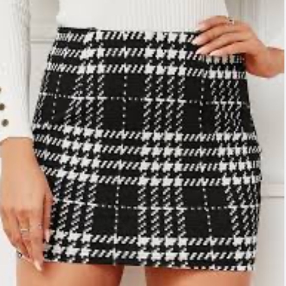 Stylish Black and White Plaid Skirt - Picture 1 of 5